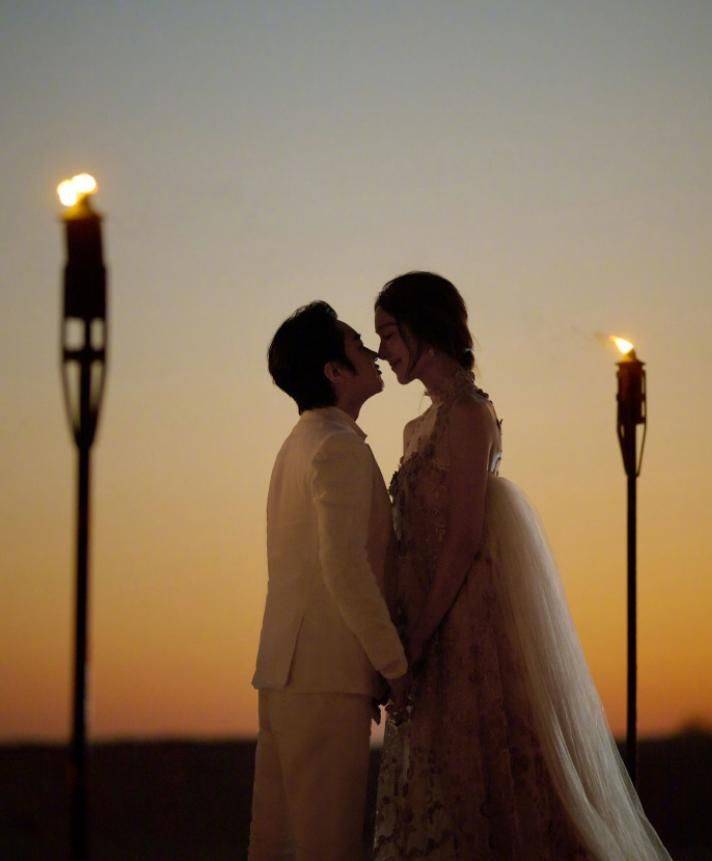 王祖蓝李亚男夫妻再拍婚纱照,女方比男方高12cm,上演最萌身高差