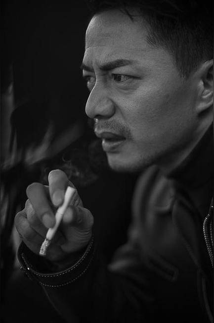 岁月似乎格外眷顾他,上了年纪的他不仅未显沧桑,反而更加帅气,身姿