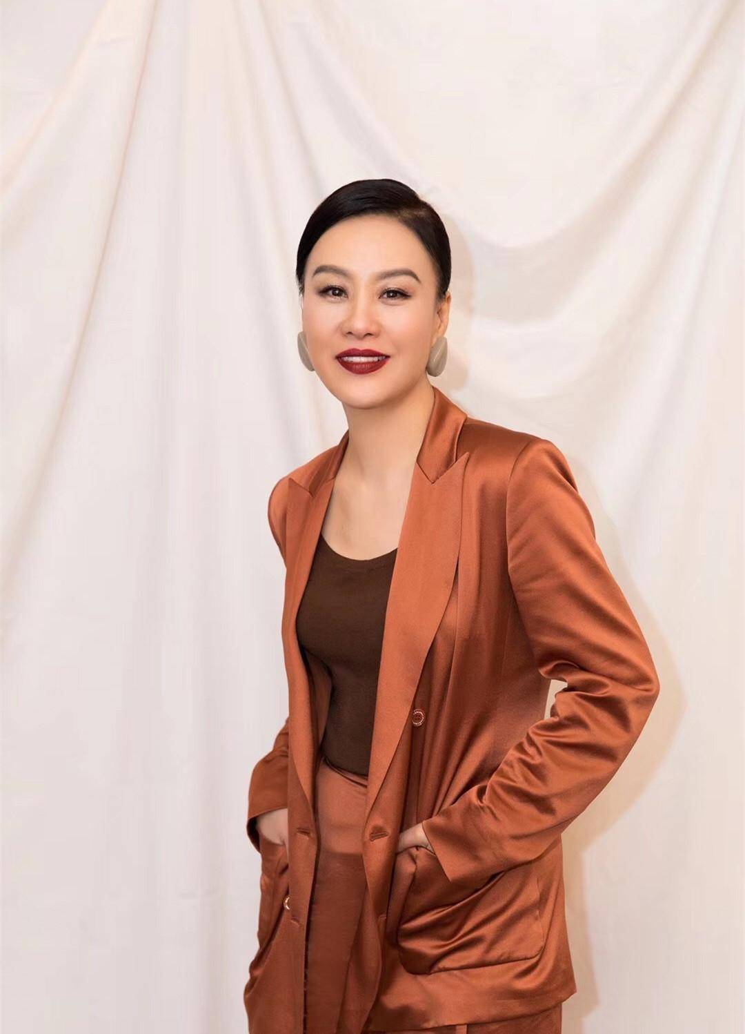 邬君梅终于换了齐肩卷发发型,穿红色大衣洋气减龄,完全不像60后