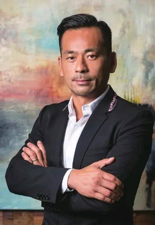 陈慧玲的报复:丈夫周焯华被判18年,自己当富婆,找鲜肉,很幸福