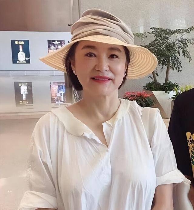 20年前林青霞与姐姐在河南相认,对方一贫如洗,后来关系如何?