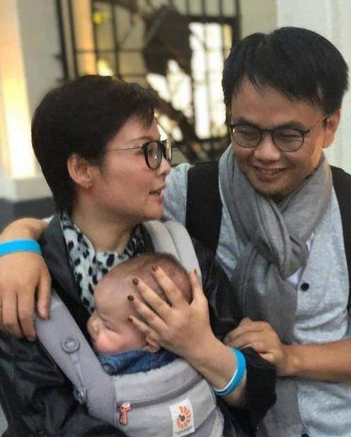 52岁袁立携小11岁三婚老公参加聚会,打扮朴素,夫妻合唱好恩爱_梁太平