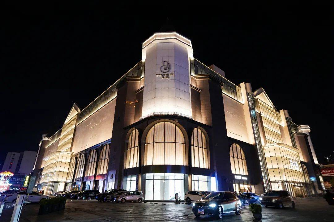 焕新后的东莞君尚外立面采用了现代简约的设计风格,通过 线条和图形的