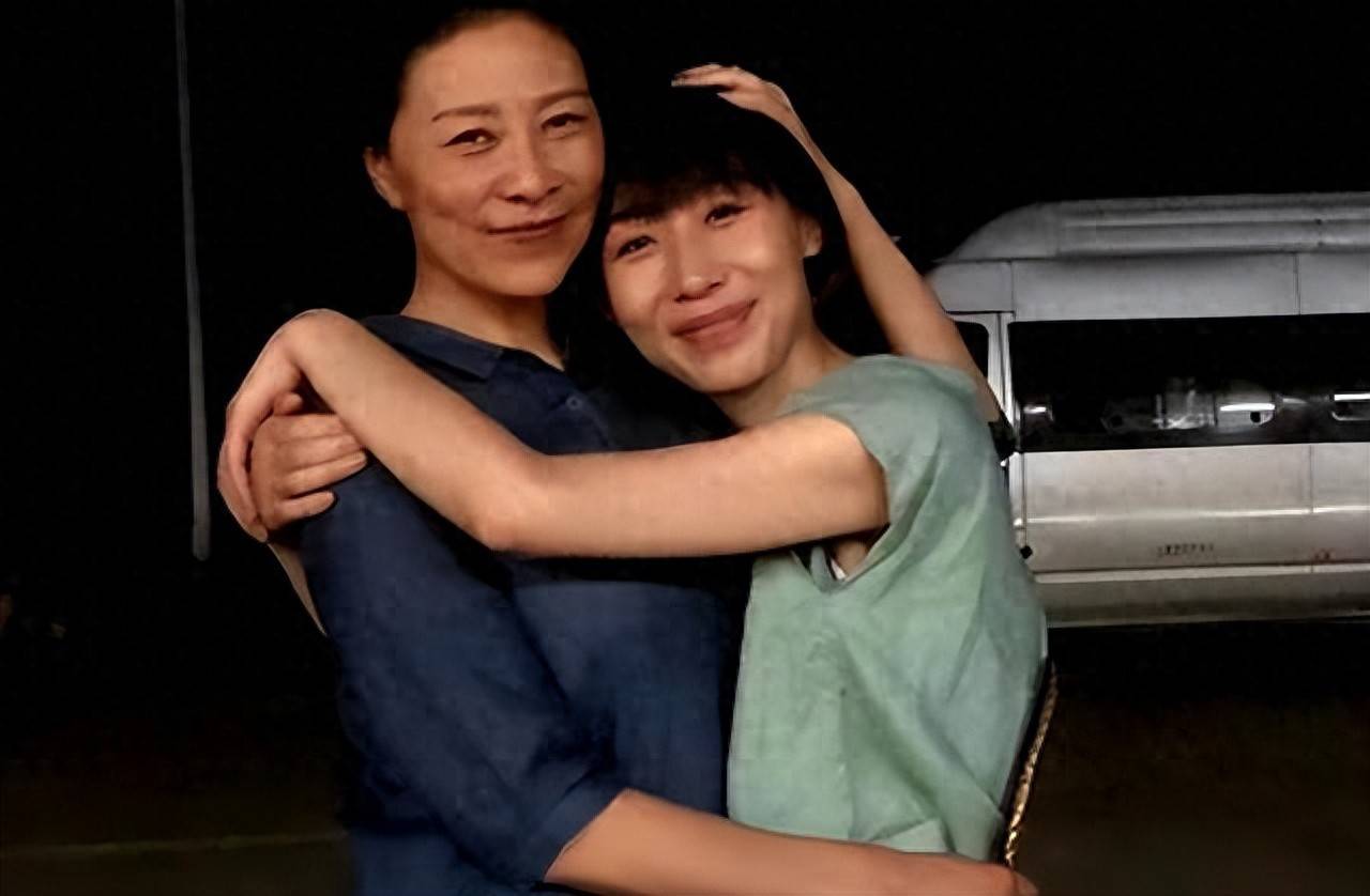 "凄惨影后"岳红,生下女儿患癌却被丈夫抛弃,现与女儿相依为命