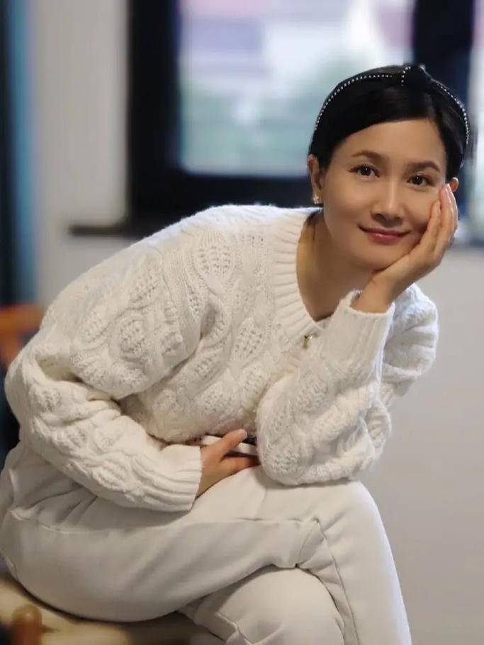 演员潘雨辰:与侯勇离婚后,和女儿相依为命,46岁不愿碰触婚姻