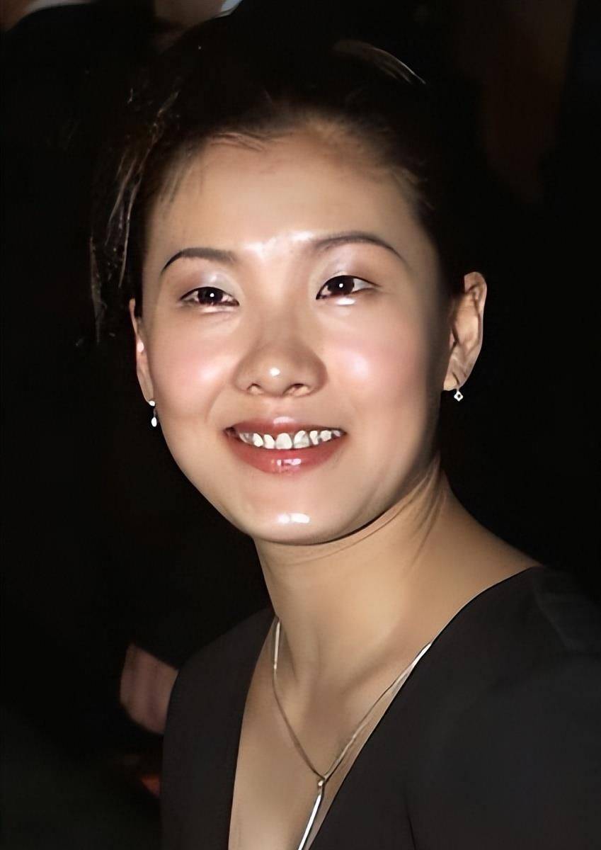 22年前,不顾全家反对嫁大26岁丈夫的伏明霞,后悔了吗?