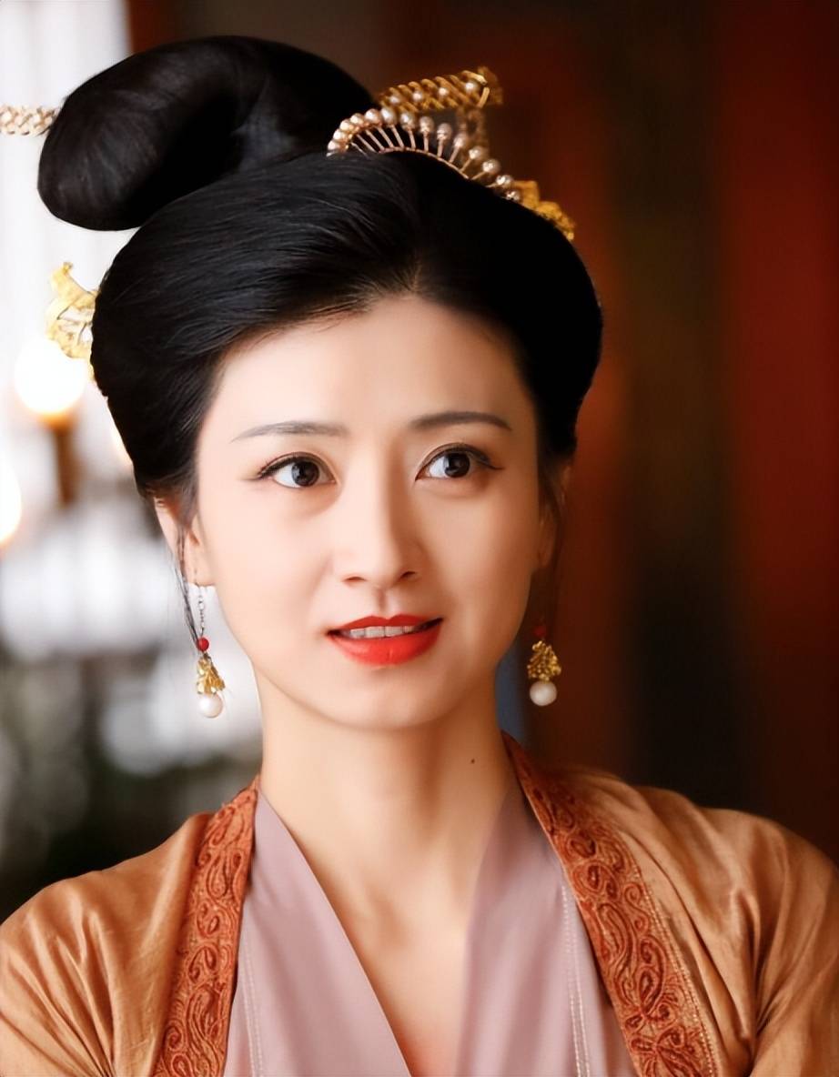 演员斓曦:戏火人不红!从不炒作绯闻,看看老公是谁就明白了