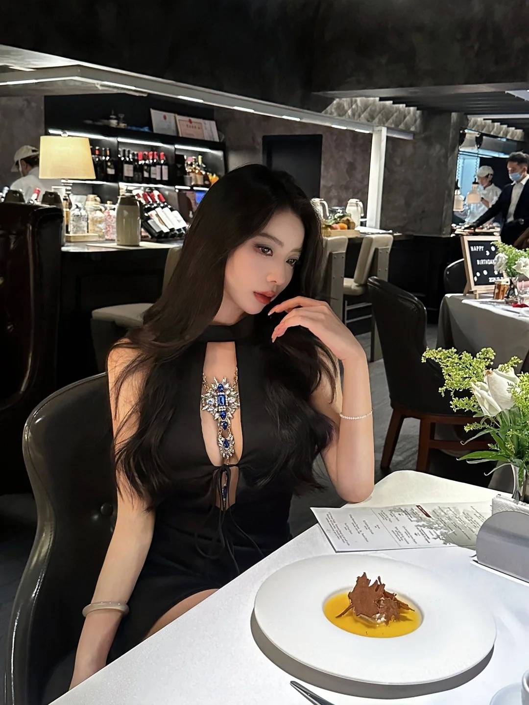 这款黑色深v礼服太优雅,穿上之后尽显曼妙身姿!