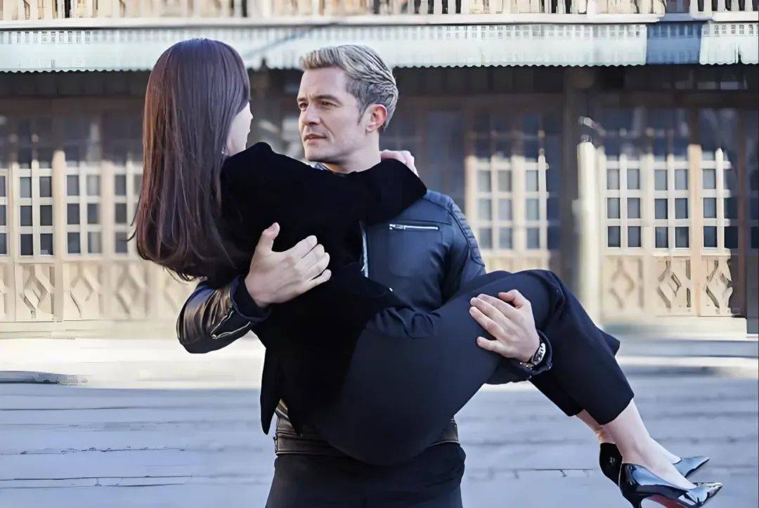 34岁宋轶放得开,身紧身裤被外国男人公主抱,这腰臀比亮了!