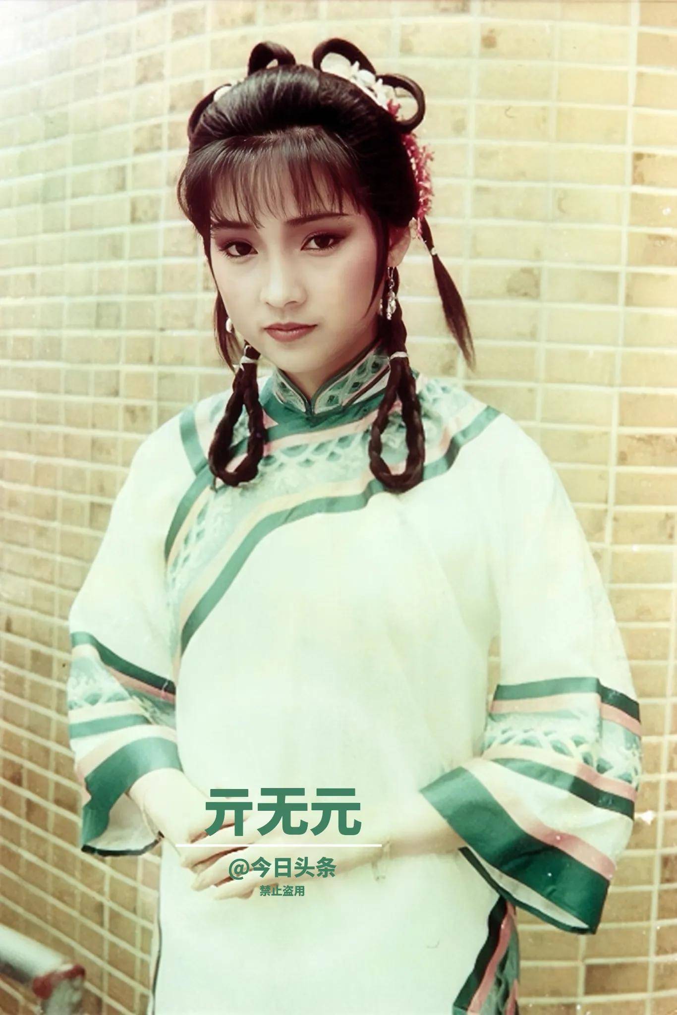 戚美珍出生于眼镜世家,1980年进入无线电视第十期艺员训练