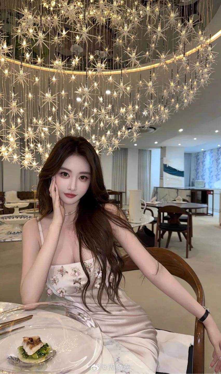 前段时间,冯绍峰因恋情登上热搜,许多人误以为新女友就是周麟嘉.