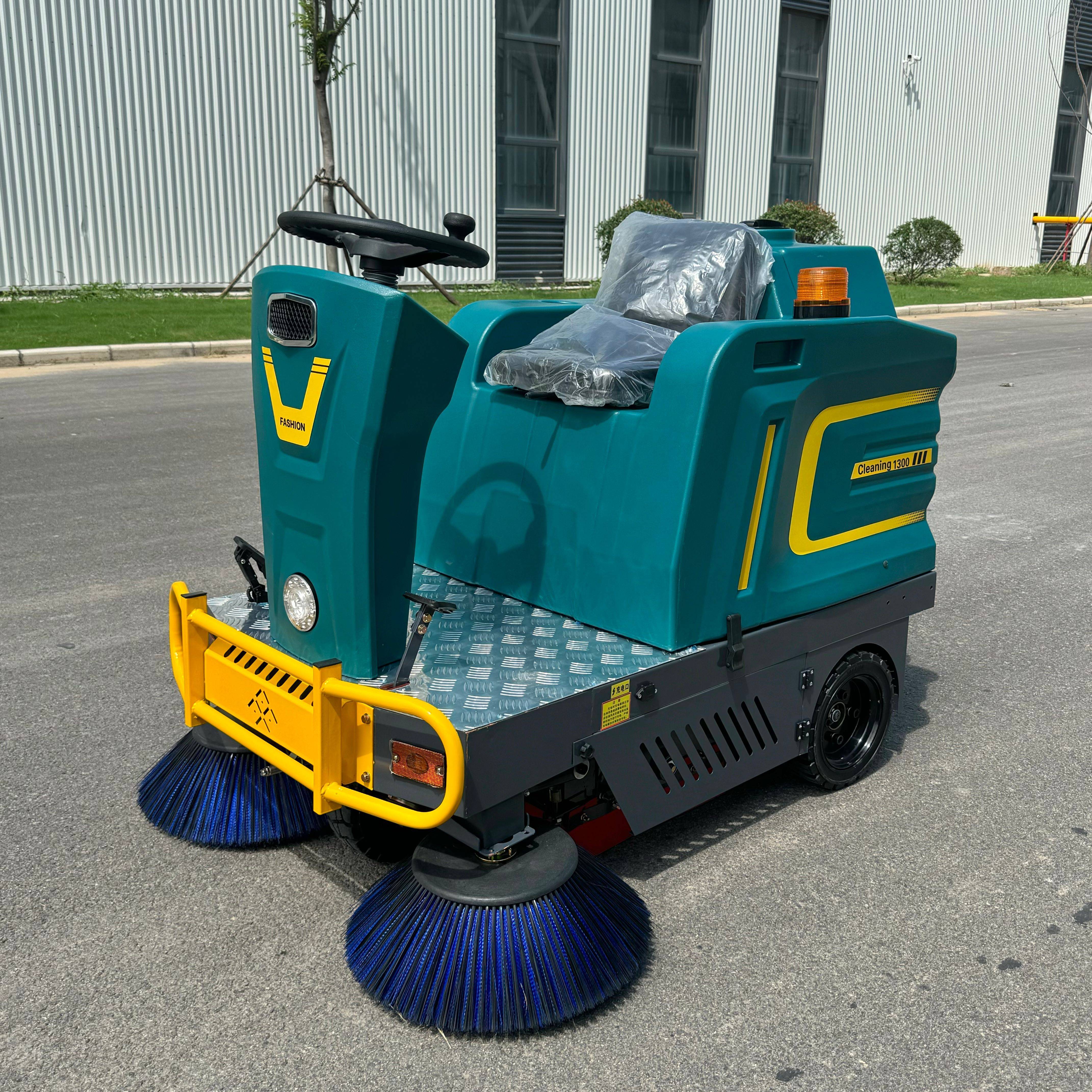 四川成都绵阳宜宾公园商场驾驶式电动清扫车-路面扫地车的优势