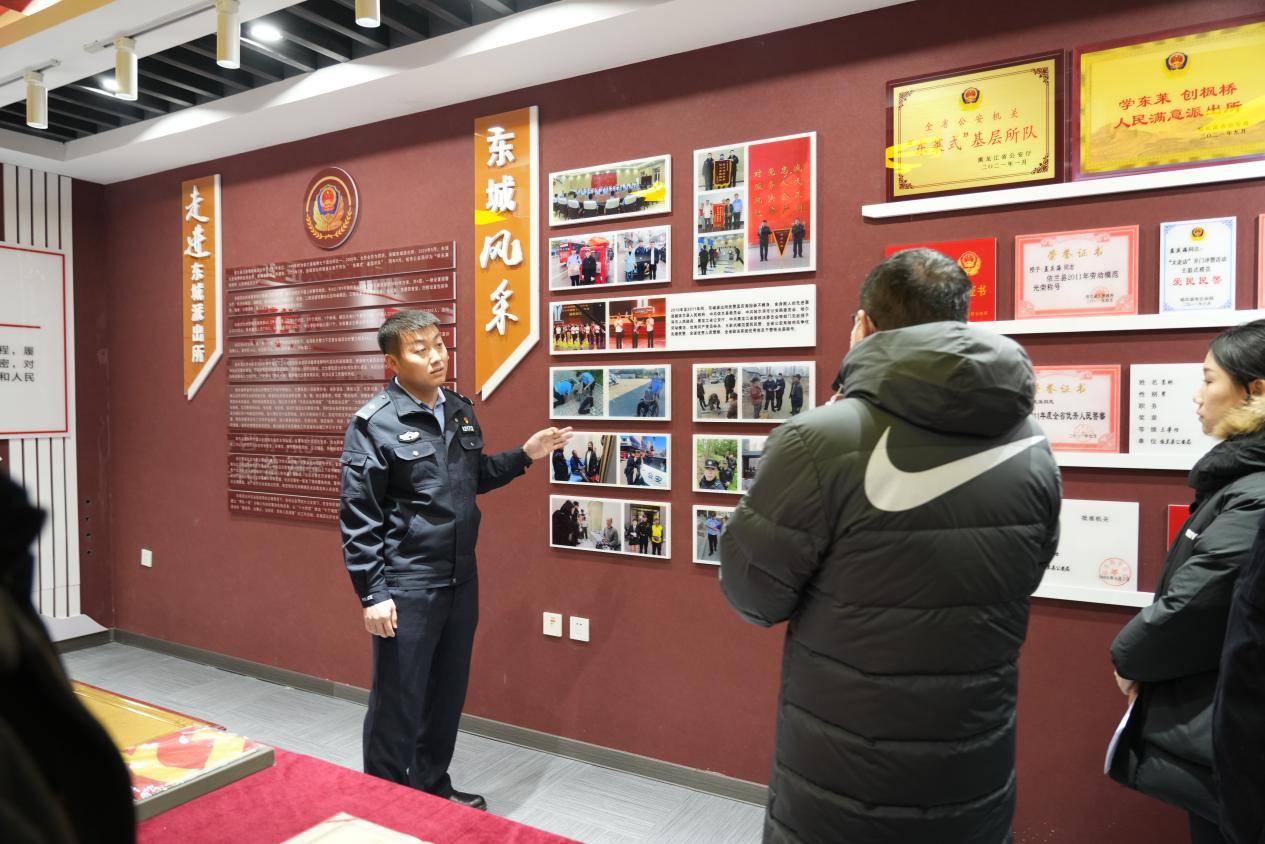民警还带领大家参观了派出所的荣誉室,他们化身为时光"讲述者",一块块