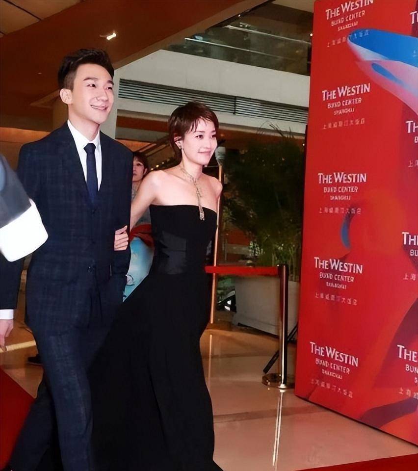 马伊琍与小18岁男友恋情引热议,男方身份被扒,被拿来和前夫对比