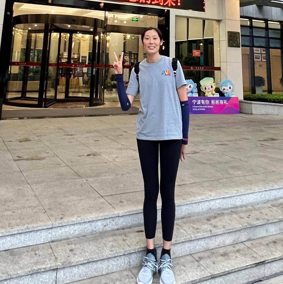 女排朱婷身材到底多逆天?看她骑自行车就知道了