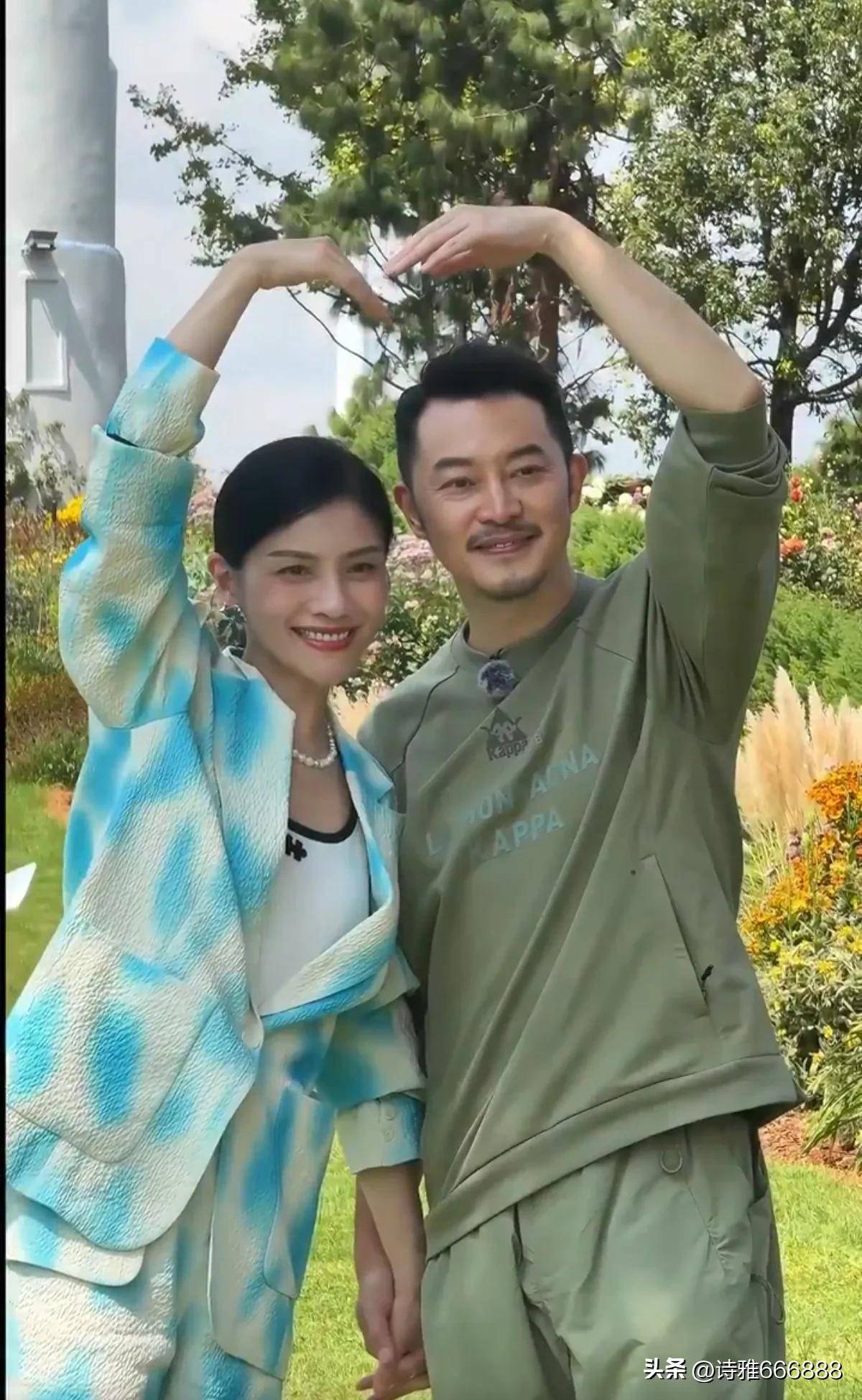 胡可分享新年美照和老公沙溢甜蜜比心幸福满溢祝大家新年快乐