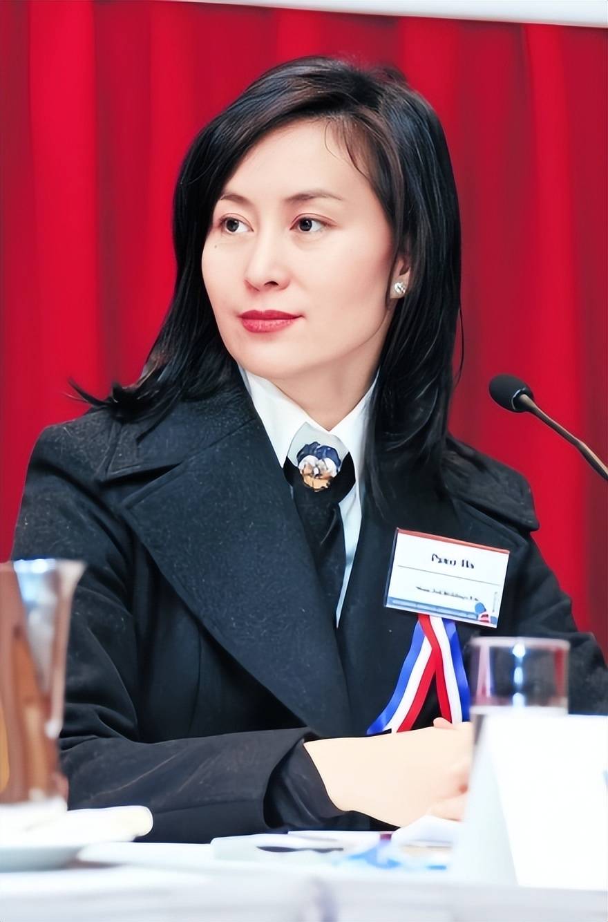 62岁何超琼街头露面,满脸皱纹肤色蜡黄,衣服又皱又旧超接地气