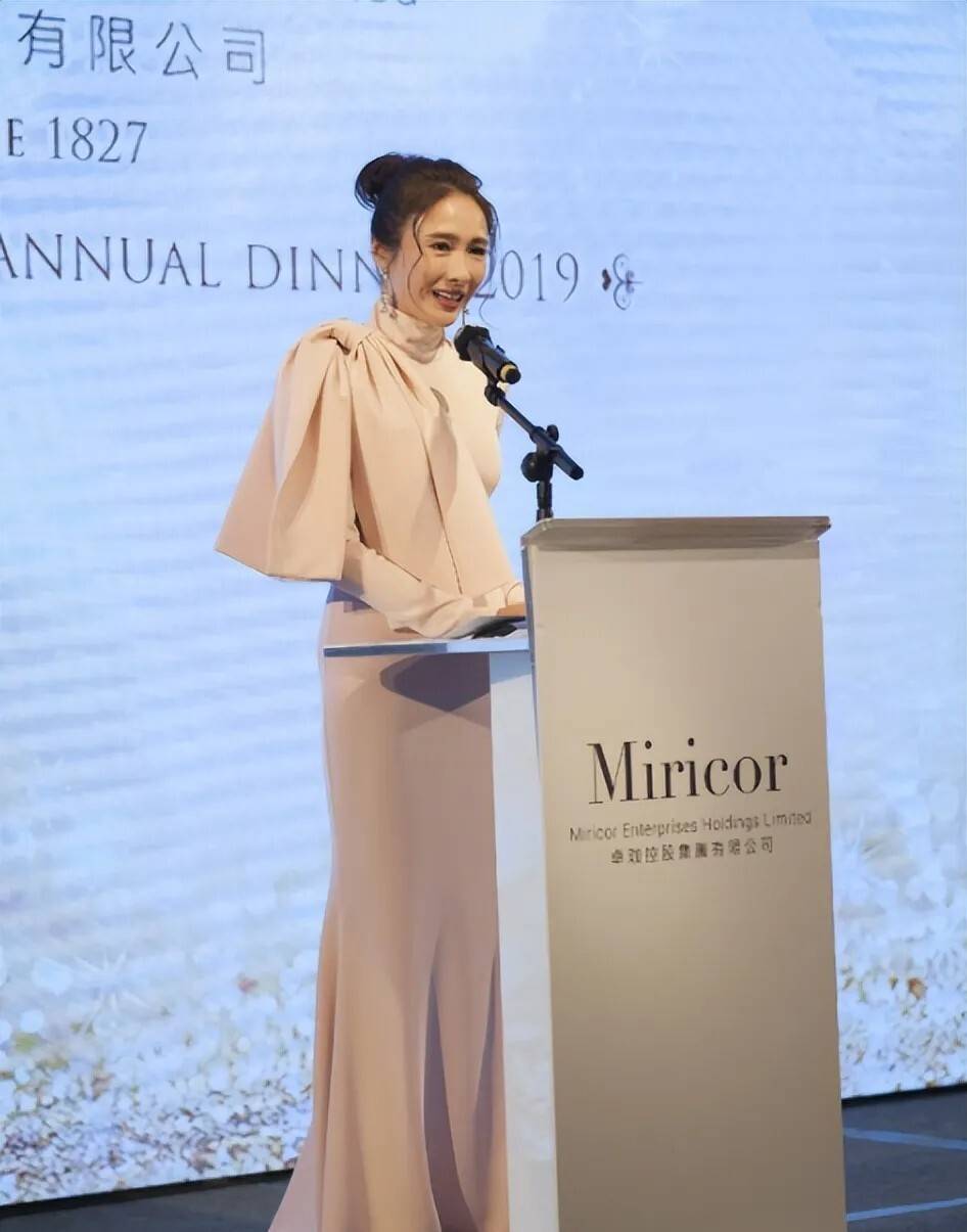 53岁黎姿还是童颜脸,穿粉裙show少女身材,与富商老公合影秀恩爱