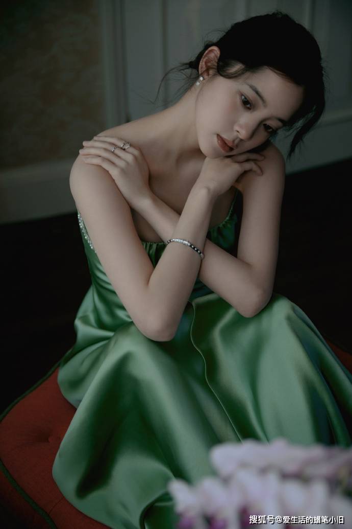 欧阳娜娜微博之夜出图,一袭吊带绿色露肩礼裙,太清纯了!