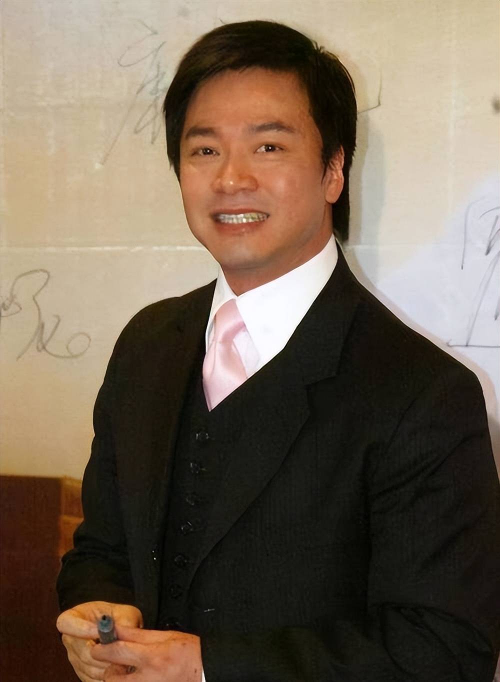 他是成龙最重要的人,曾与林心如同居8年,现在娶35岁娇妻胖成球
