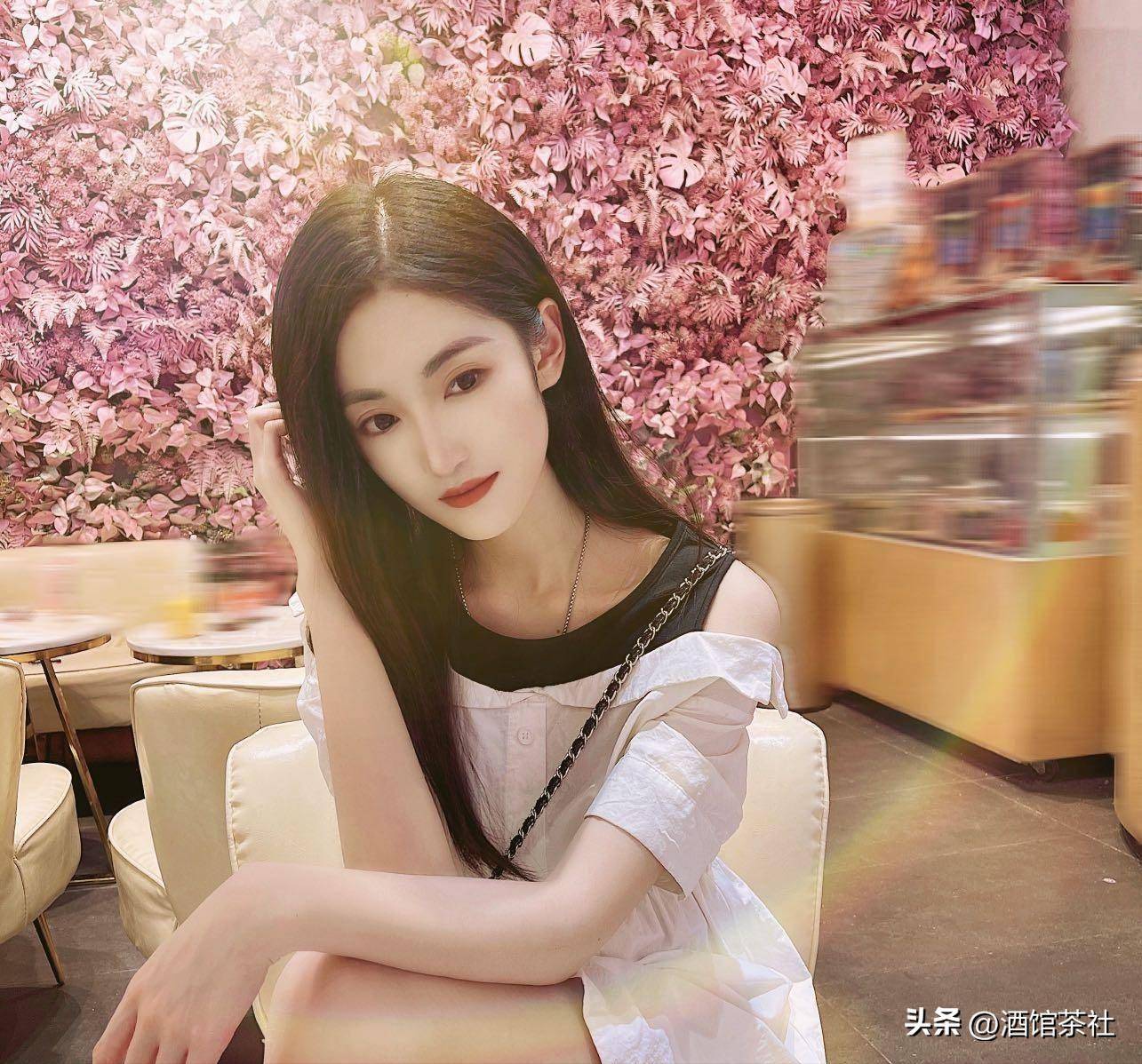 经历了整容风波后,黄诗佳选择沉淀一段时间,重新思考自己的演艺之路