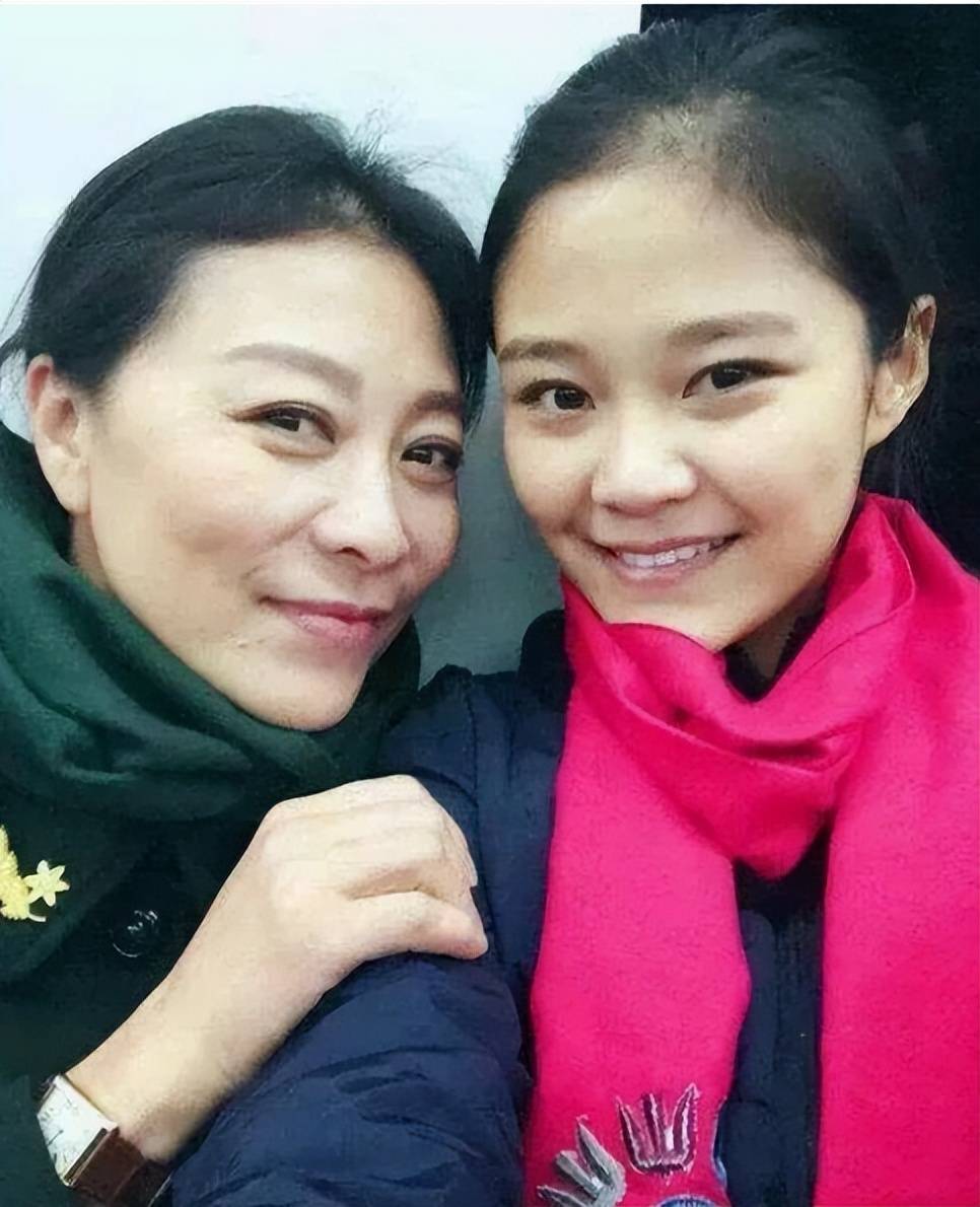 她是最惨女星,生下女儿后患癌被丈夫抛弃,现在女儿被张嘉译力捧_岳红