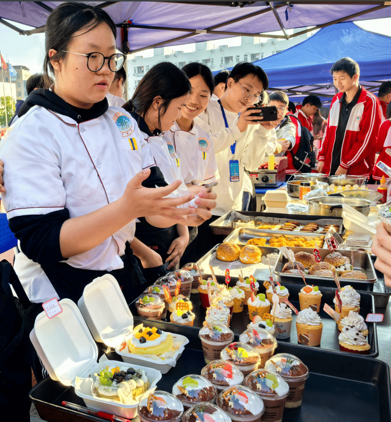 惠州市榕城职业技术学校举办2025年迎春美食节