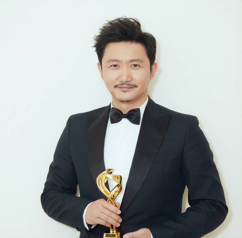 演员涂松岩:低调演戏20年,40岁娶圈外妻子,8年婚姻宠妻如宝