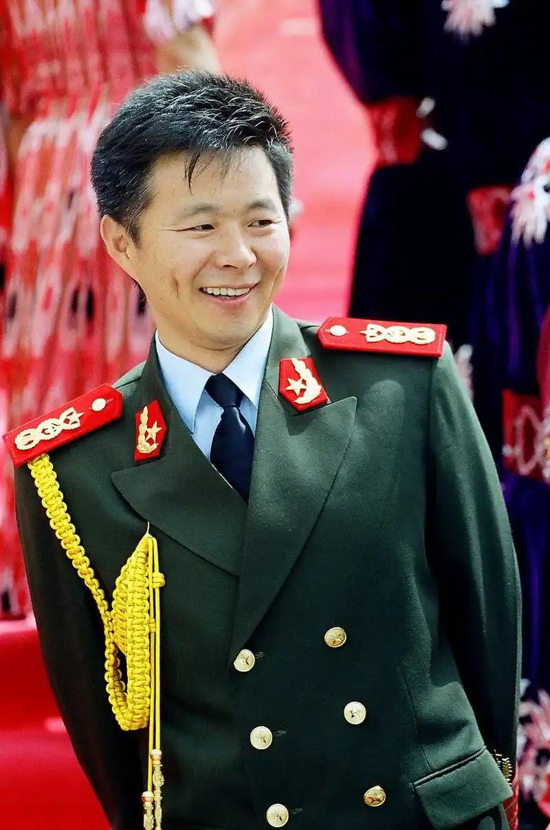 歌唱家王宏伟60后娶80后才女婚姻里欣慰妻子和妈妈情同母女