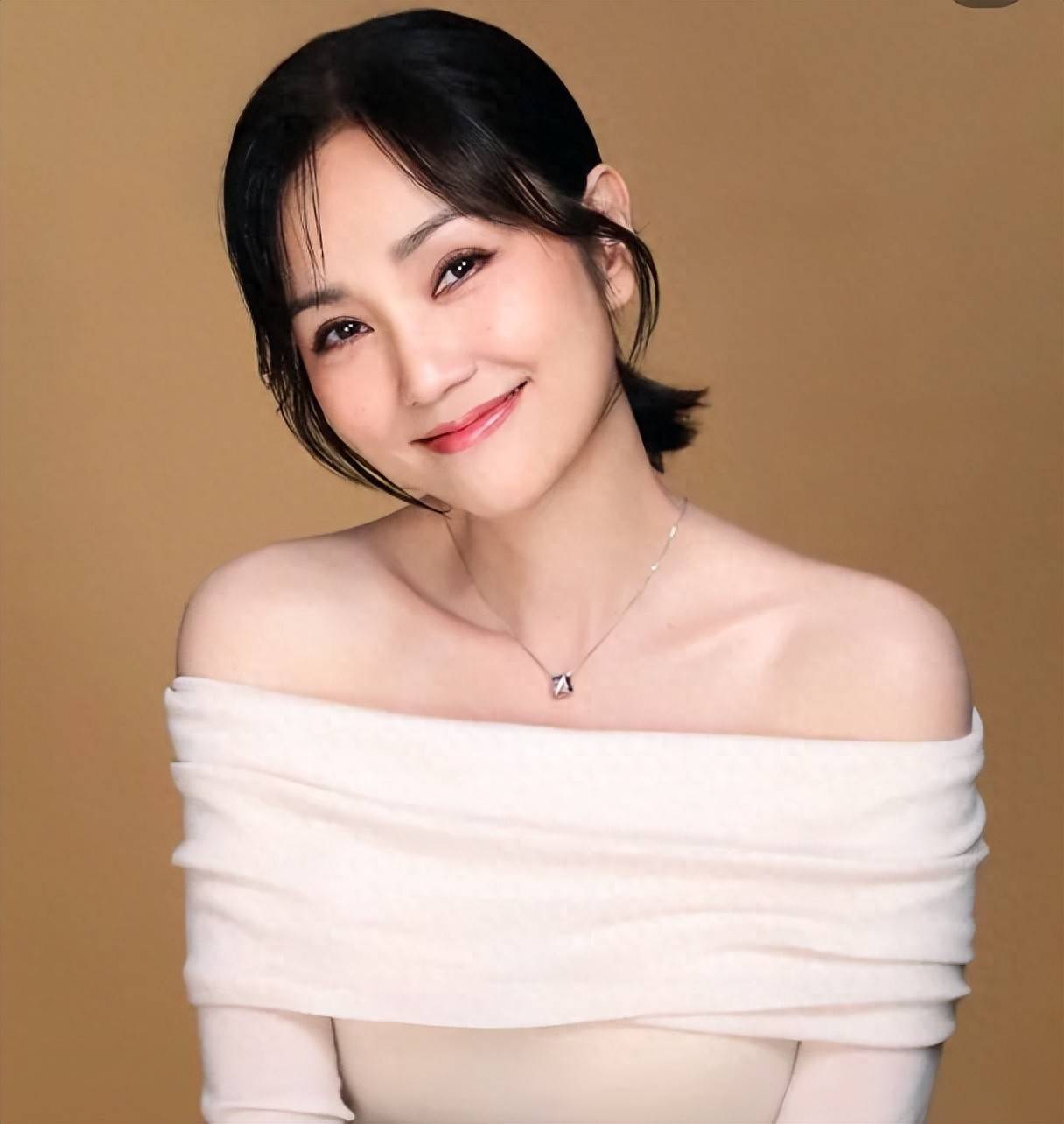 粤语天后谢安琪分享入行20年感受,张继聪晒恩爱:你出道就好迷你