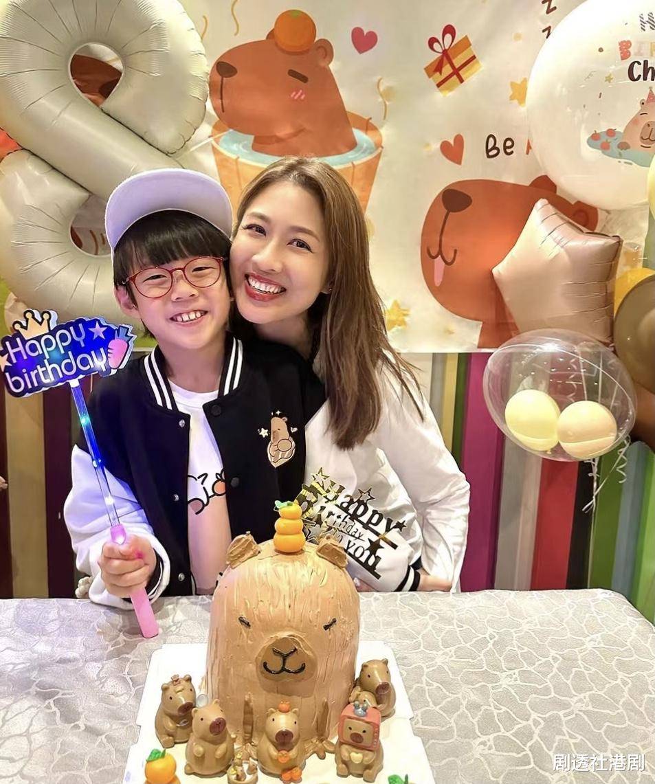 8岁小家伙越发帅气,一家三口小日子度假