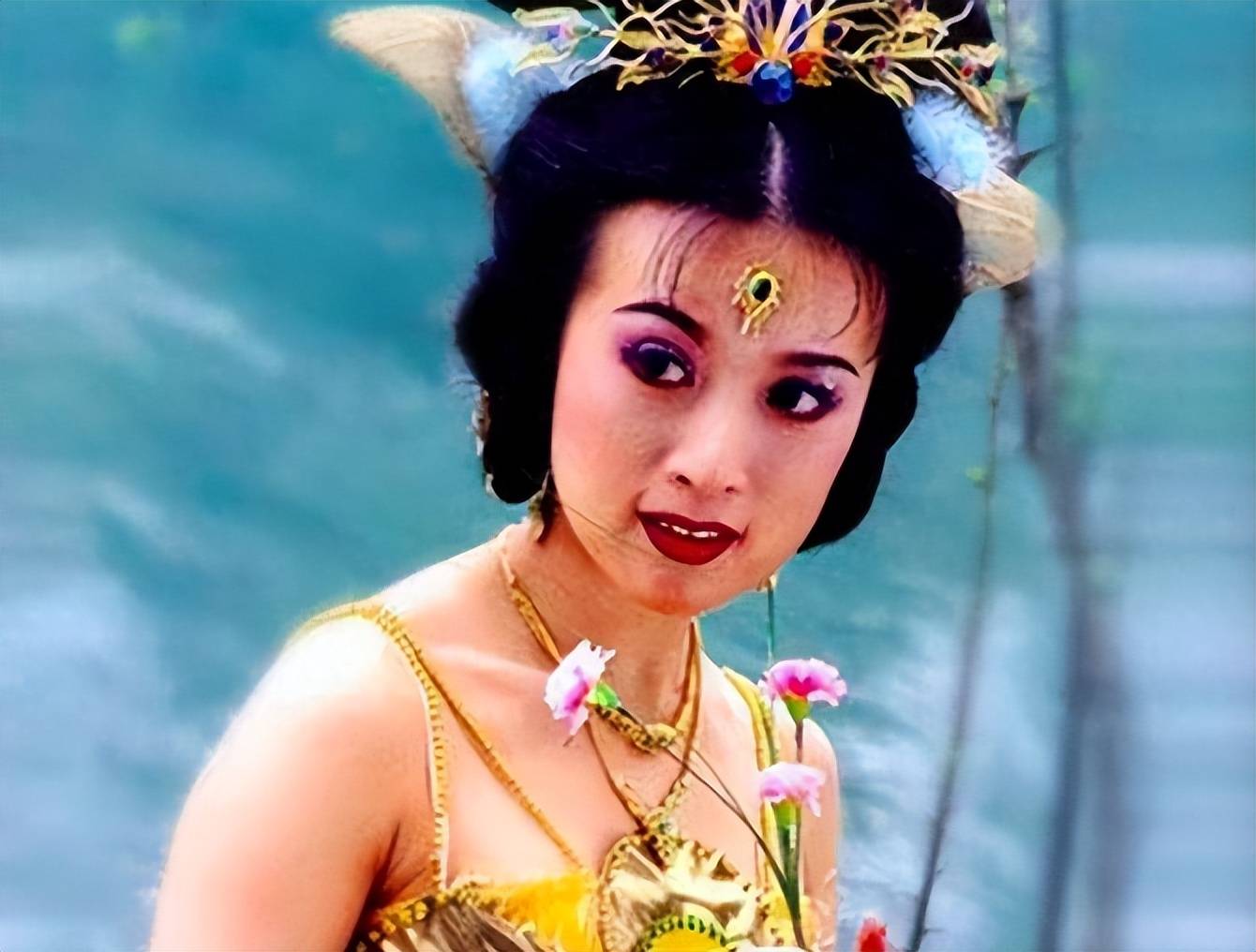 孔雀公主金巧巧,28岁赚百万,嫁二婚富豪儿女双全,生活幸福