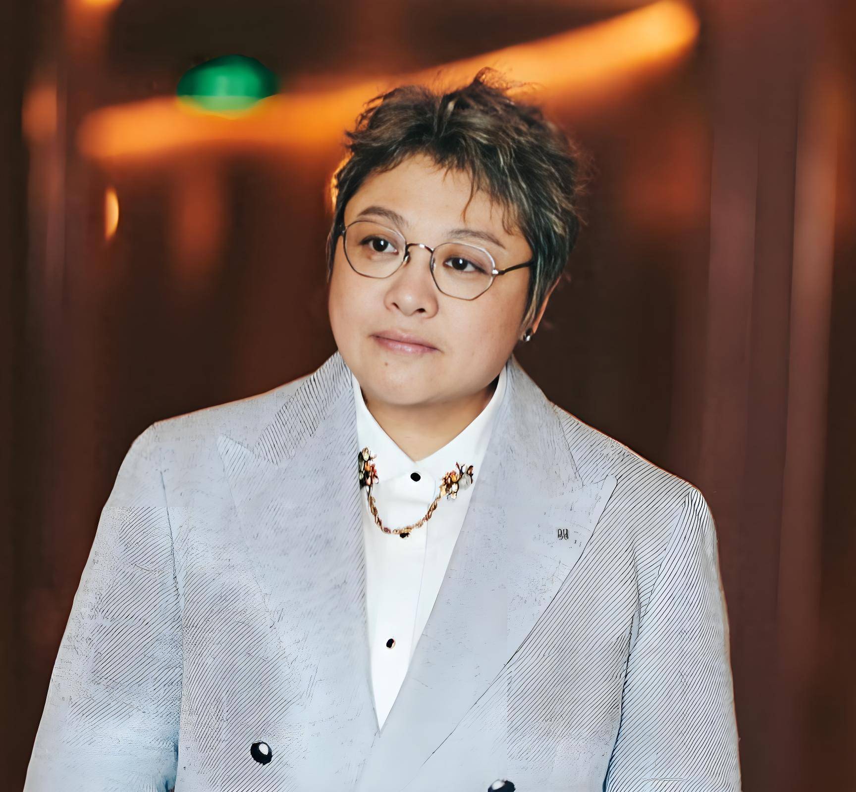 韩红:18岁照片打破刻板印象,曾是校花的她,可不仅仅只有内心美