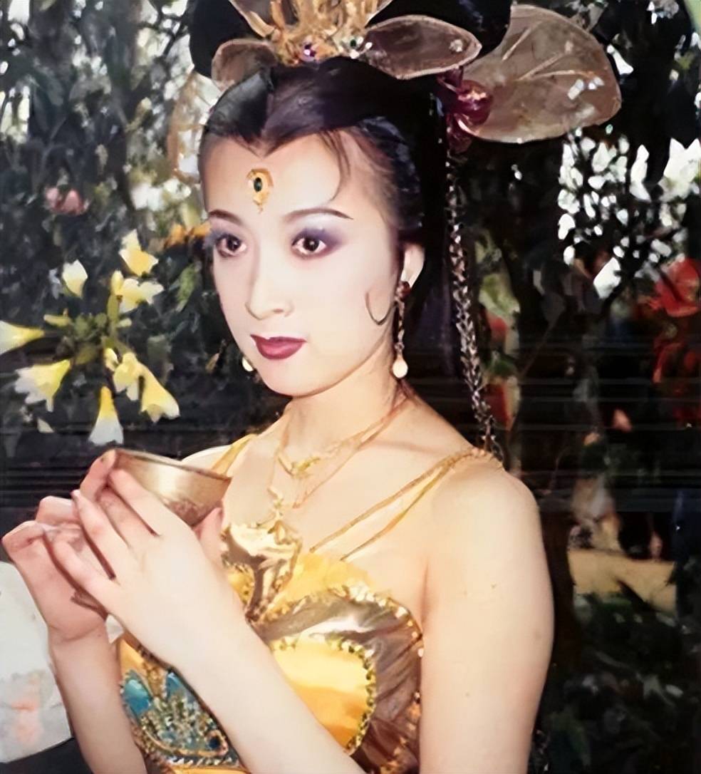 孔雀公主金巧巧,28岁赚百万,嫁二婚富豪儿女双全,生活幸福