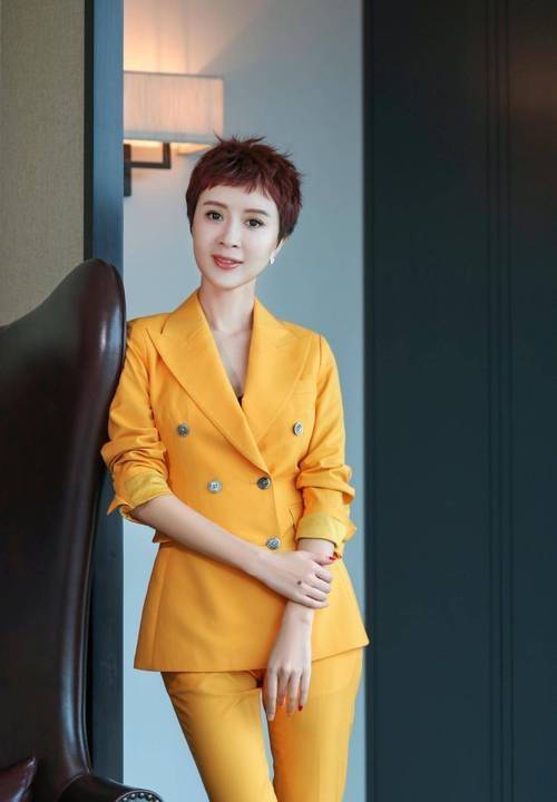 孔雀公主金巧巧,28岁赚百万,嫁二婚富豪儿女双全,生活幸福