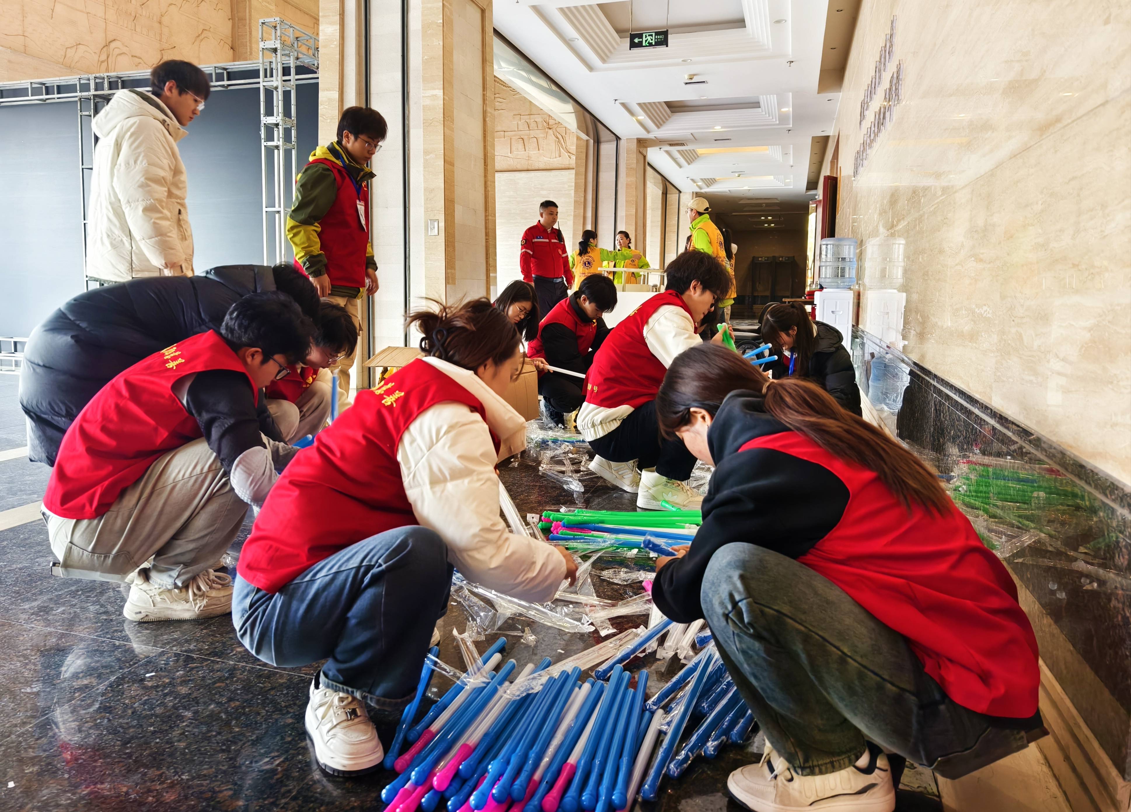 咸阳市慈善协会志愿者2025年开启服务新篇做好爱心摆渡人