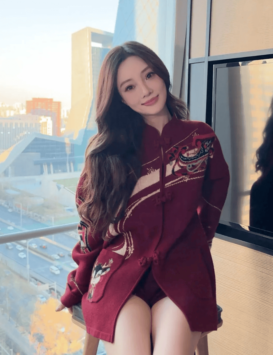 李小璐展现时尚魅力,酒红色盘扣大衣搭配超短裤,依旧美丽动人