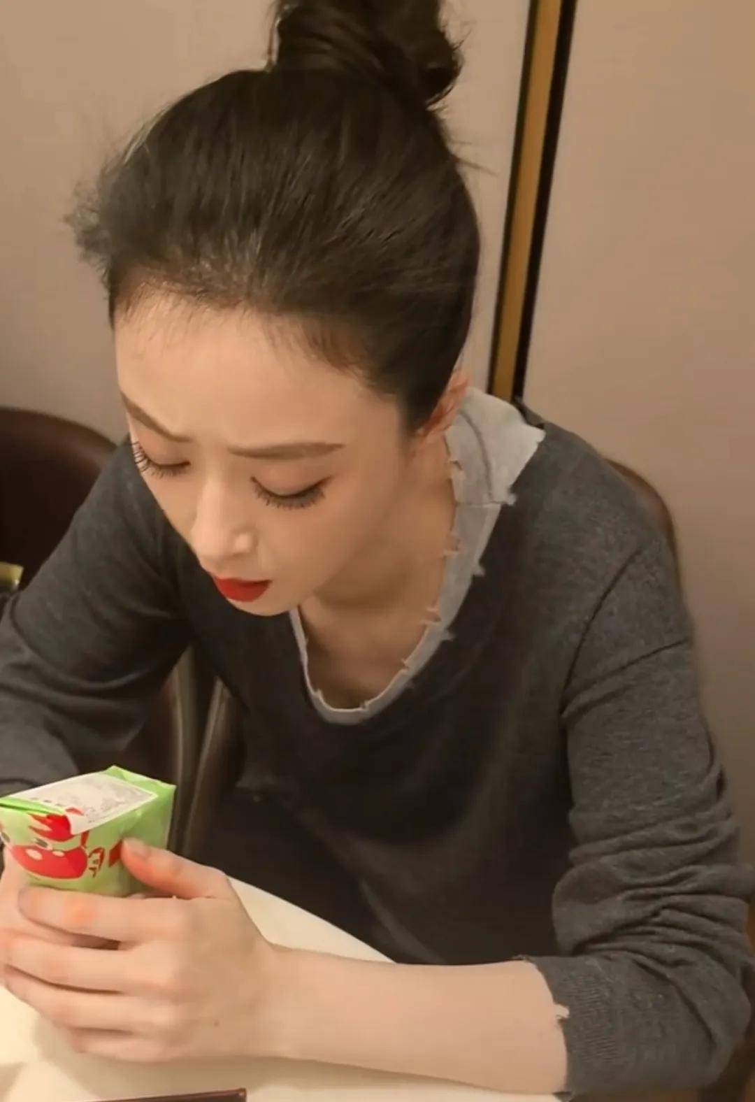 蒋欣澳门之行狂吃美食,半夜偷吃蛋糕被经纪人抓包,双下巴都有了