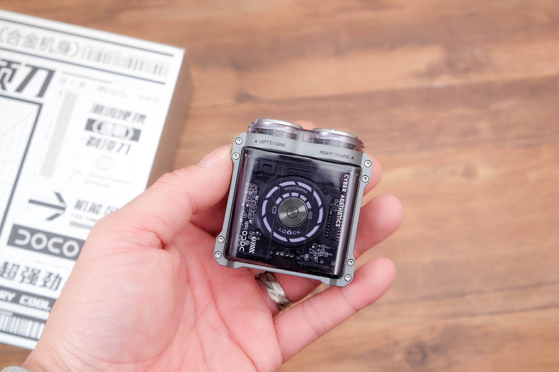 DOCO电动剃须刀体验：未来感透明机身，剃须也能成为潮酷仪式感