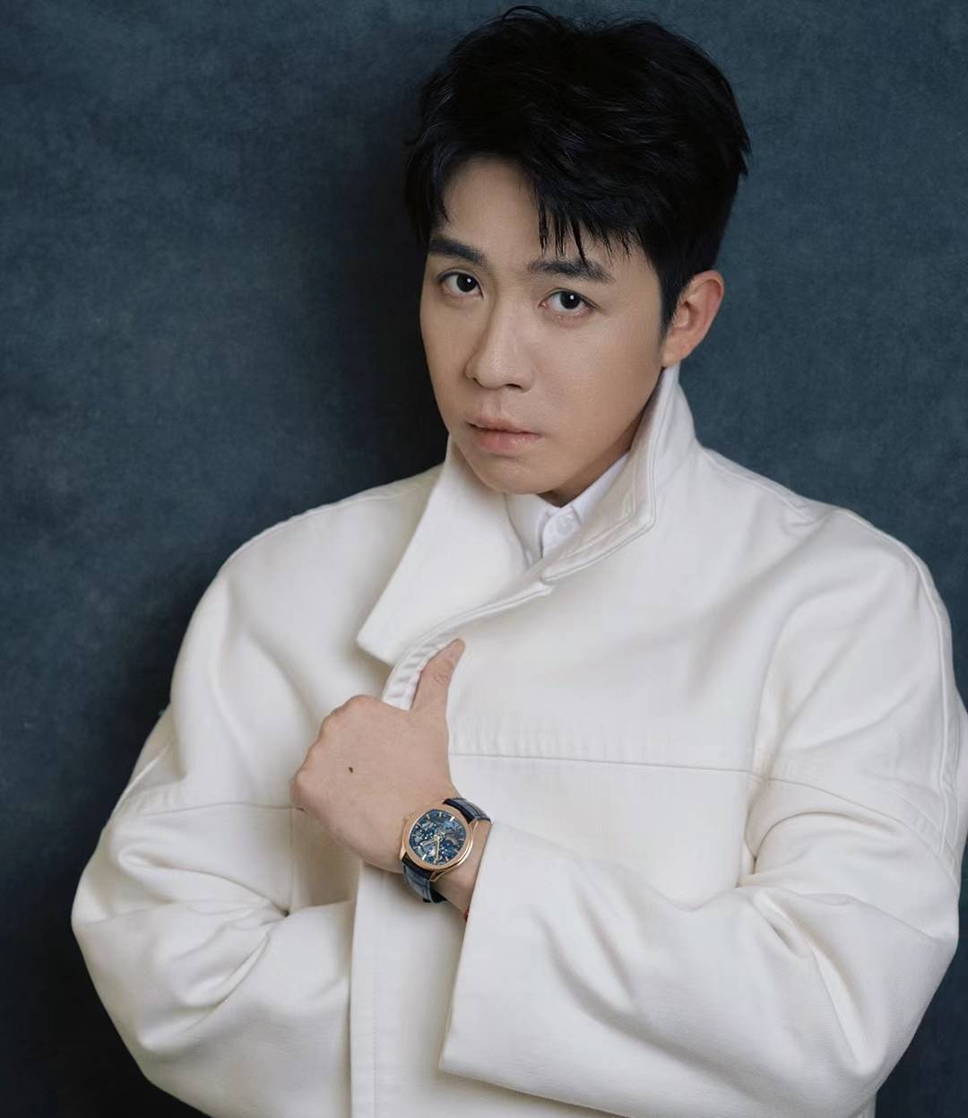 俞灏明官宣恋情!与王晓晨夕阳下甜蜜拥抱,两人般配度爆表