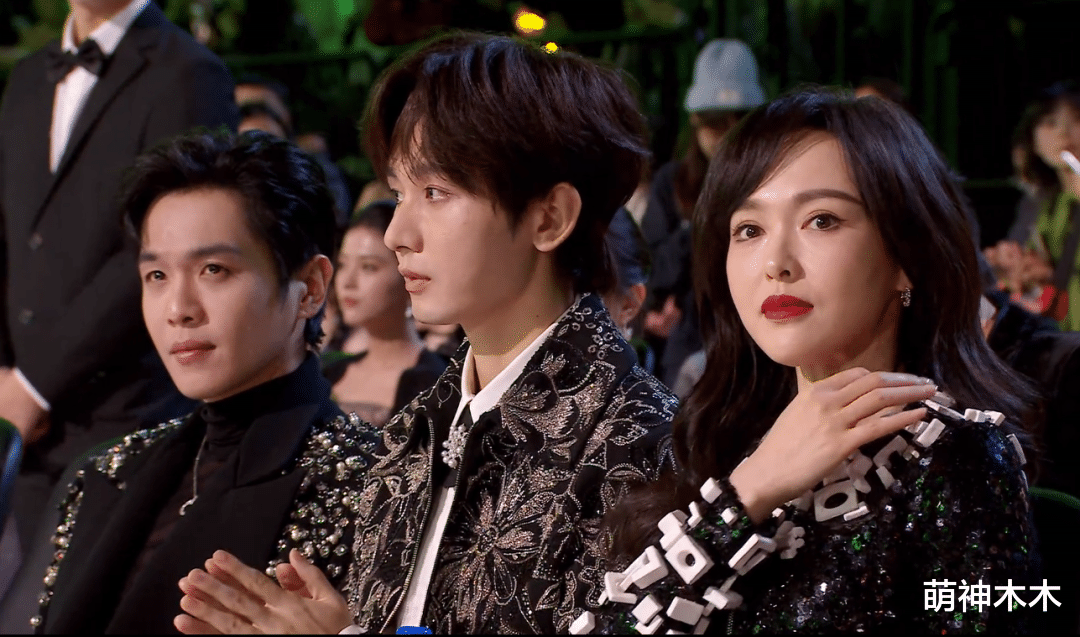 星光大赏内场名场面赵丽颖避开冯绍峰坐张颂文身边一脸尴尬