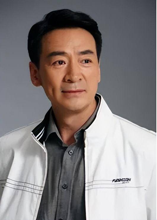 69岁寇振海现状:白发老态,儿子上高中,妻子风韵犹存