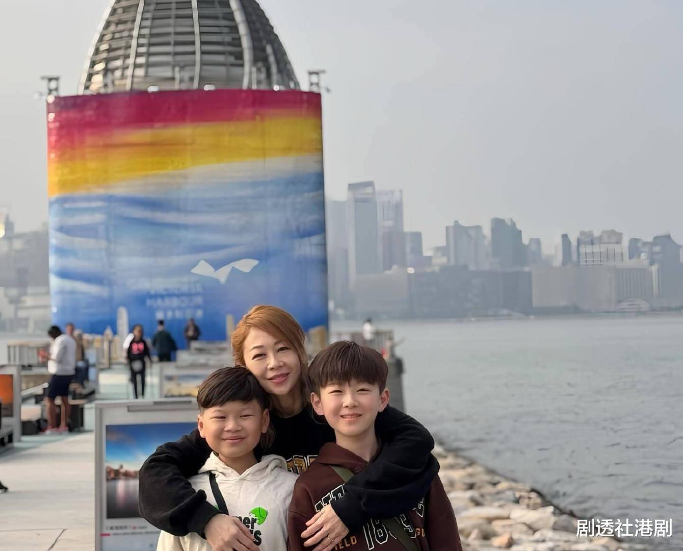 知名港星久违晒近况!一家四口享亲子时光,曾患急病濒临生死边缘