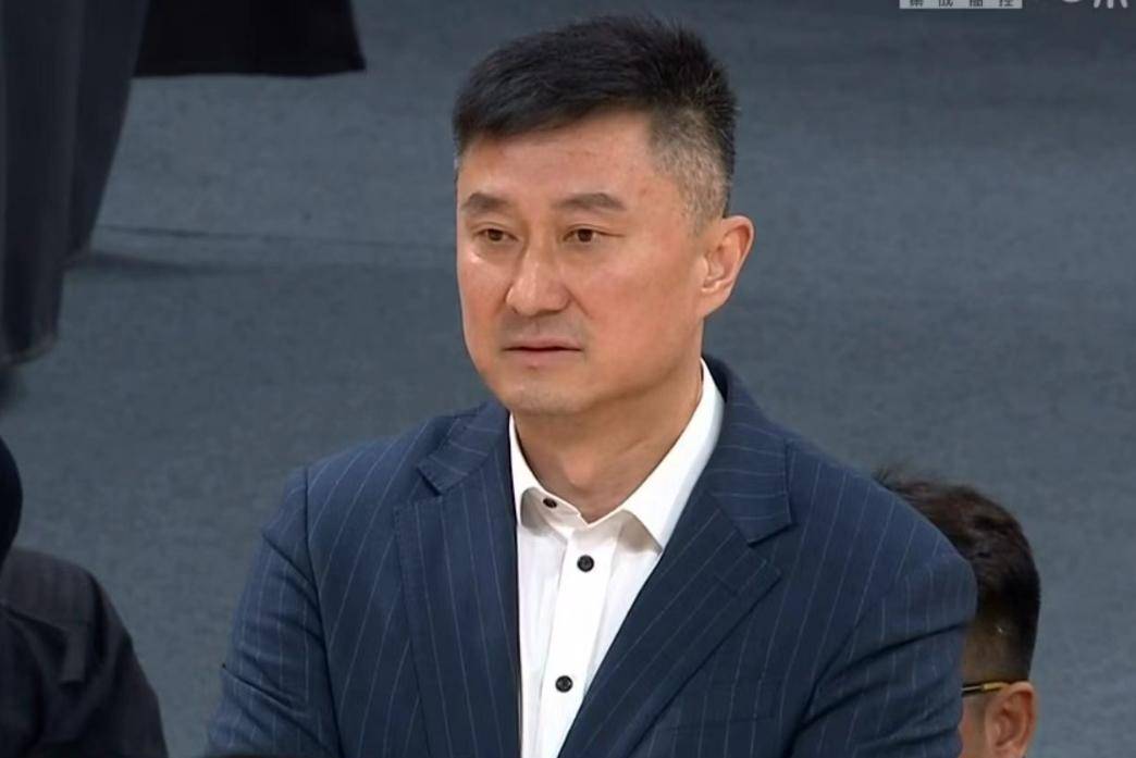 广东男篮惨败上海，杜锋与吉伦沃特矛盾疑云