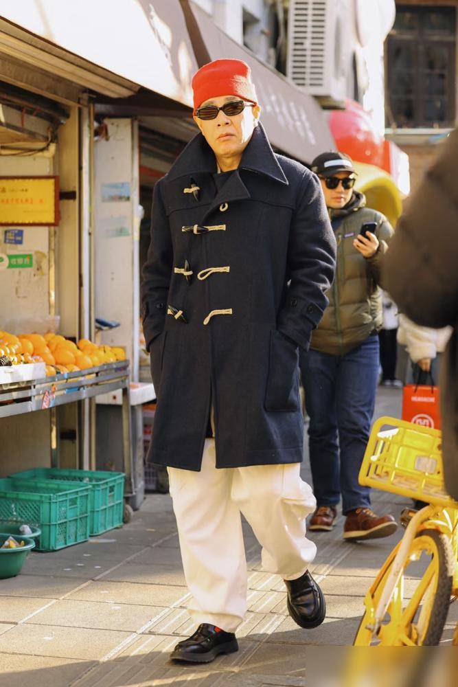 "上海爷叔"太会穿了:大衣配围巾,爱戴帽子,看着时髦又有腔调