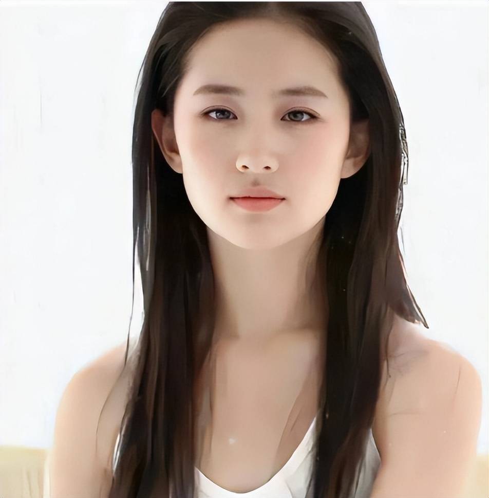 年轻时的刘亦菲很清纯,美得更有灵气,淡淡笑容就足够蛊惑人心