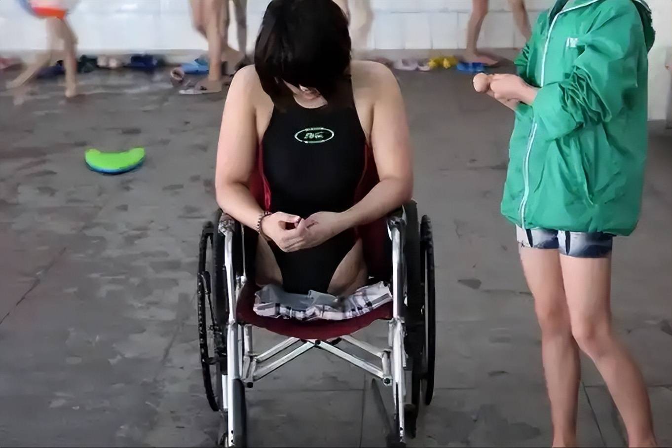 4岁失去双腿的"篮球女孩",如今28岁貌美如花,还当了公务员