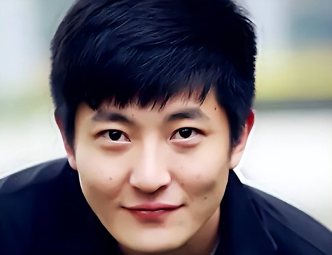 老男孩郭京飞,与鲍莉闪婚后宠了她17年,今一家三口生活幸福