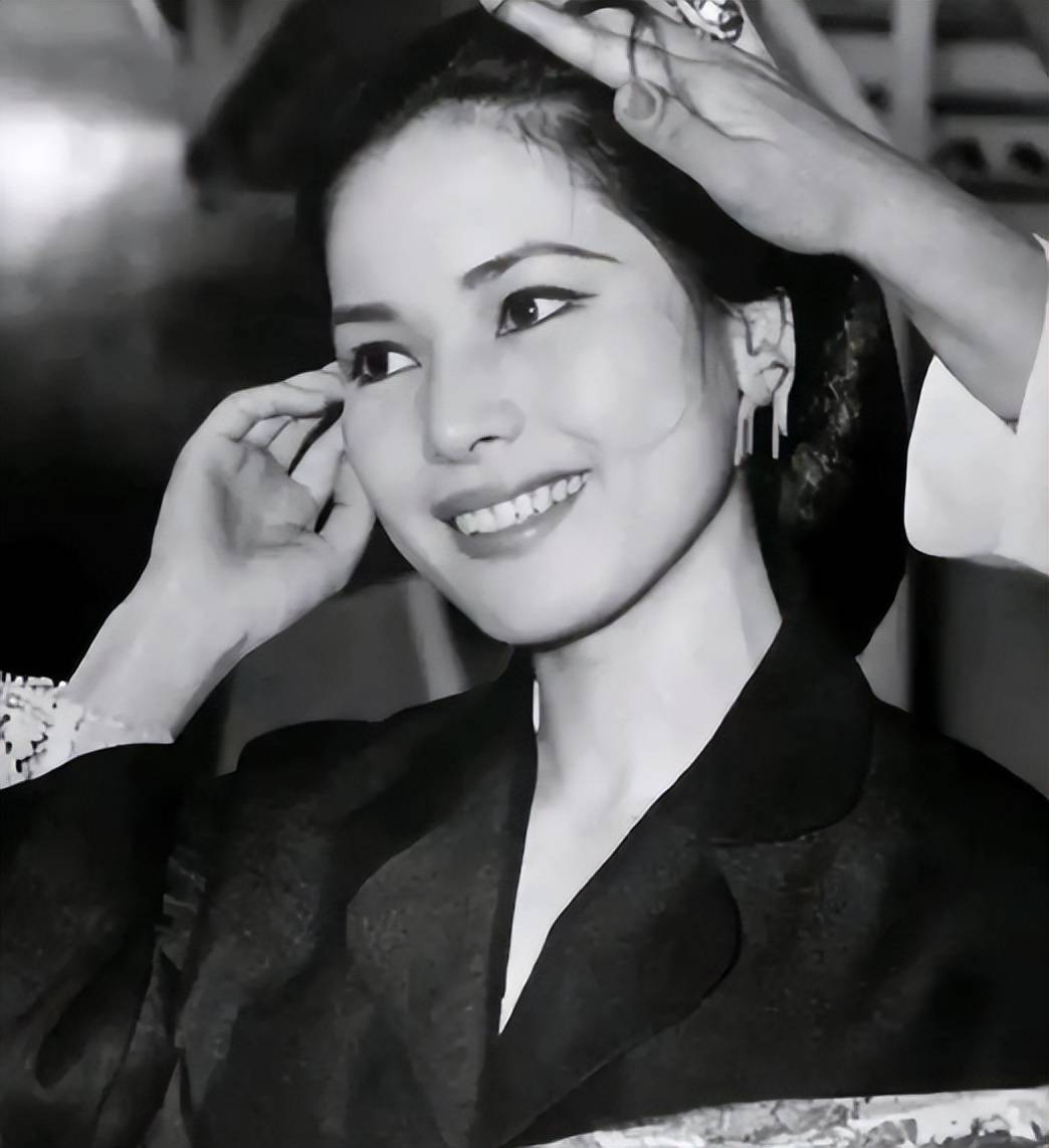 15岁当妓女,22岁成总统夫人,53岁全裸写真,她活成最率真女王!