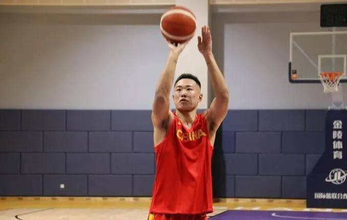中国男篮vs日本！新星意外受伤！郭士强二选一，赵睿高诗岩霸气表态